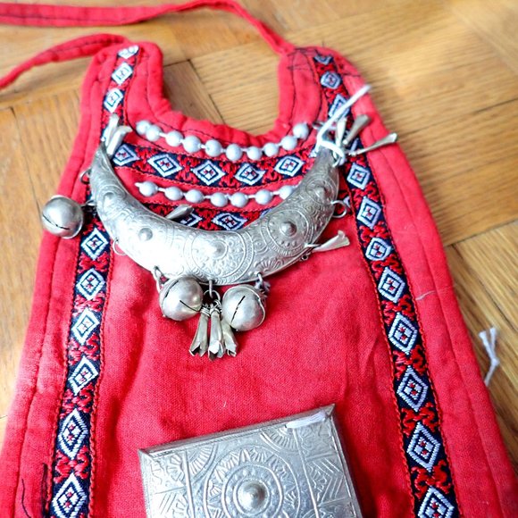 Handmade Ceremonial Bib/Cravat from Northern Vietnam - Picture 3 of 4